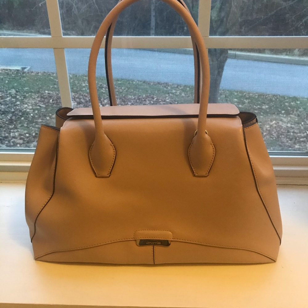 Genuine leather Cromia bag in powder pink color.